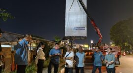 BP Batam bersama Tim Terpadu menindak tegas dua papan reklame tidak berizin yang berada di kawasan Pollux Habibie dan Fanindo Sanctuary Garden, Selasa (27/5/2025) malam. Foto: INIKEPRI.COM/BP Batam 