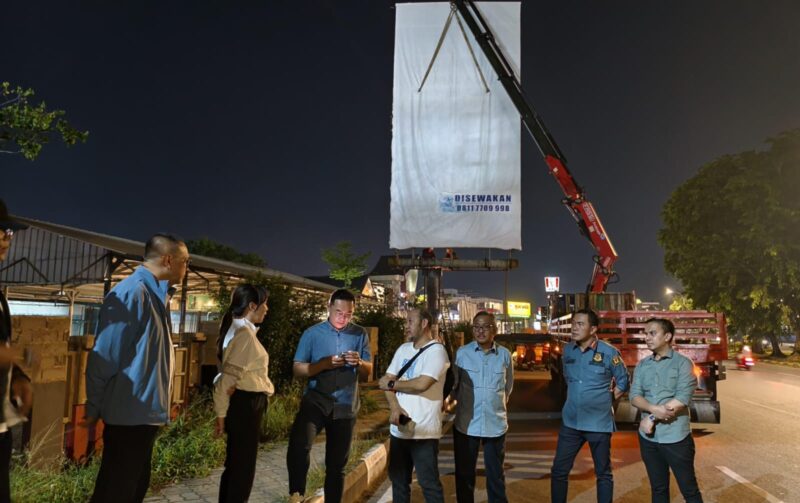 BP Batam bersama Tim Terpadu menindak tegas dua papan reklame tidak berizin yang berada di kawasan Pollux Habibie dan Fanindo Sanctuary Garden, Selasa (27/5/2025) malam. Foto: INIKEPRI.COM/BP Batam 
