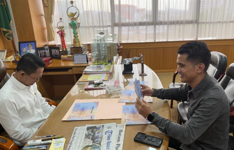 Di antara tumpukan berkas dan tropi-tropi yang berdiri sunyi, dua manusia berbagi senyap yang bermakna. Wali Kota Amsakar menunduk dalam jeda, sementara saya membaca secarik harapan yang terlipat rapi dalam lembaran dokumen. Di ruang ini, waktu seakan melambat—sebab tidak semua pertemuan perlu suara untuk menjadi berarti. 