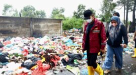 Wali Kota Batam Amsakar Achmad melangkah mantap meninjau Tempat Pembuangan Sementara (TPS) di Tanjung Uma. Foto: INIKEPRI.COM