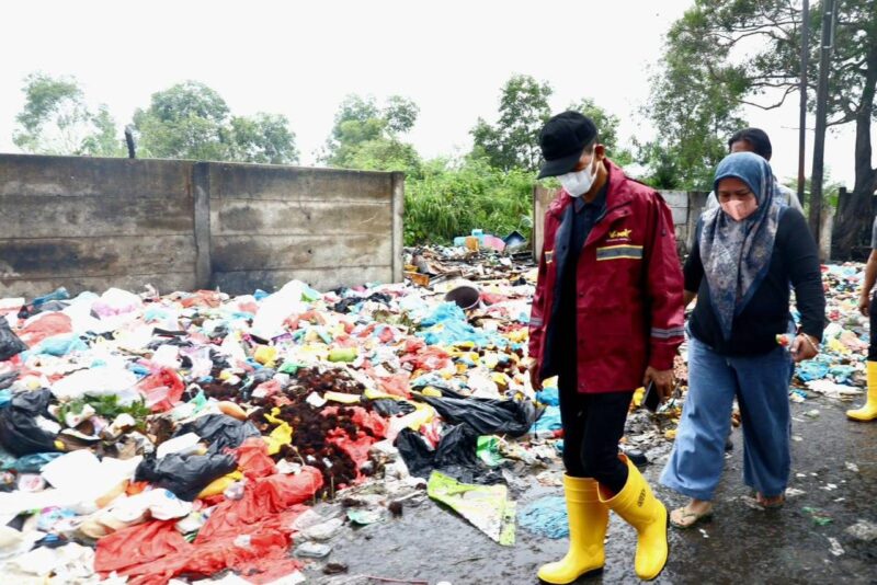 Wali Kota Batam Amsakar Achmad melangkah mantap meninjau Tempat Pembuangan Sementara (TPS) di Tanjung Uma. Foto: INIKEPRI.COM