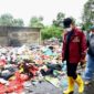 Wali Kota Batam Amsakar Achmad melangkah mantap meninjau Tempat Pembuangan Sementara (TPS) di Tanjung Uma. Foto: INIKEPRI.COM