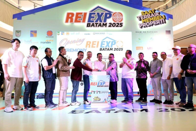 Wali Kota Batam Amsakar Achmad secara resmi membuka REI Expo Batam 2025, Kamis (29/5/2025), di Exhibition Hall Grand Batam Mall. Foto: INIKEPRI.COM