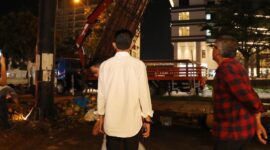 Di bawah temaram lampu kota, Wali Kota Batam Amsakar Achmad berdiri mengawasi proses pembongkaran reklame liar — langkah nyata menegakkan ketertiban ruang dan menjaga estetika wajah kota. Foto: INIKEPRI.COM