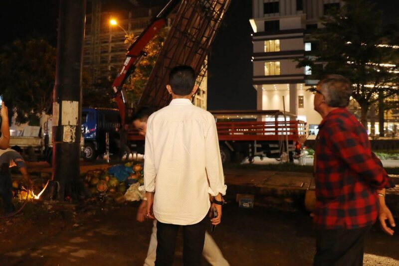 Di bawah temaram lampu kota, Wali Kota Batam Amsakar Achmad berdiri mengawasi proses pembongkaran reklame liar — langkah nyata menegakkan ketertiban ruang dan menjaga estetika wajah kota. Foto: INIKEPRI.COM