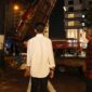 Di bawah temaram lampu kota, Wali Kota Batam Amsakar Achmad berdiri mengawasi proses pembongkaran reklame liar — langkah nyata menegakkan ketertiban ruang dan menjaga estetika wajah kota. Foto: INIKEPRI.COM