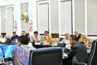 Direktur Utama PLN Batam, Kwin Fo, bersama jajaran manajemen melakukan pertemuan dengan Menteri Energi dan Sumber Daya Mineral (ESDM) Bahlil Lahadalia di kantor Kementerian ESDM Jakarta, Selasa (28/5). Foto: INIKEPRI.COM