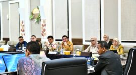 Direktur Utama PLN Batam, Kwin Fo, bersama jajaran manajemen melakukan pertemuan dengan Menteri Energi dan Sumber Daya Mineral (ESDM) Bahlil Lahadalia di kantor Kementerian ESDM Jakarta, Selasa (28/5). Foto: INIKEPRI.COM