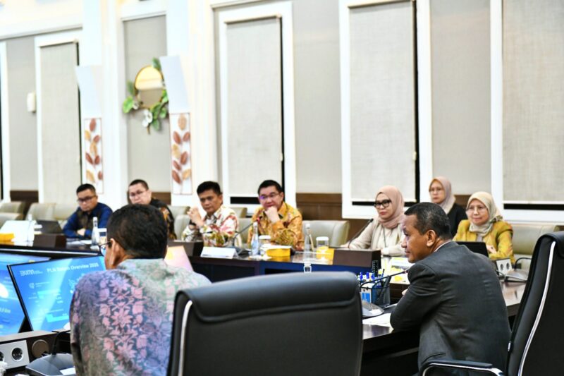 Direktur Utama PLN Batam, Kwin Fo, bersama jajaran manajemen melakukan pertemuan dengan Menteri Energi dan Sumber Daya Mineral (ESDM) Bahlil Lahadalia di kantor Kementerian ESDM Jakarta, Selasa (28/5). Foto: INIKEPRI.COM