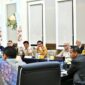 Direktur Utama PLN Batam, Kwin Fo, bersama jajaran manajemen melakukan pertemuan dengan Menteri Energi dan Sumber Daya Mineral (ESDM) Bahlil Lahadalia di kantor Kementerian ESDM Jakarta, Selasa (28/5). Foto: INIKEPRI.COM