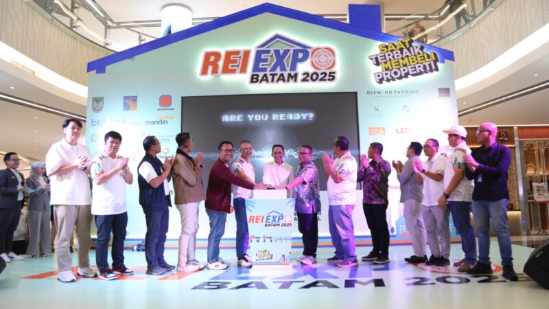 Kepala BP Batam/Wali Kota Batam Amsakar Achmad didampingi Anggota/Deputi Bidang Investasi dan Pengusahaan Fary Djemy Francis menghadiri sekaligus membuka Opening Ceremony Rei Expo Batam 2025, Kamis sore (29/5/2025), bertempat di Exhibition Hall, Grand Batam Mall. Foto: INIKEPRI.COM/BP Batam 
