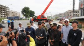 Amsakar Achmad didampingi Ketua Tim Penertiban Reklame Kota Batam yang juga Sekda Kota Batam, Jefridin, M.Pd. Serta sejumlah pimpinan Organisasi Perangkat Daerah (OPD) terkait, di antaranya Kepala DPMPTSP Reza Khadafi, Kepala Dinas Perhubungan Salim, Kepala DCKTR Azril Apriansyah, Kasatpol PP Imam Tohari, serta Kepala Bapenda Raja Azmansyah. Foto: INIKEPRI.COM