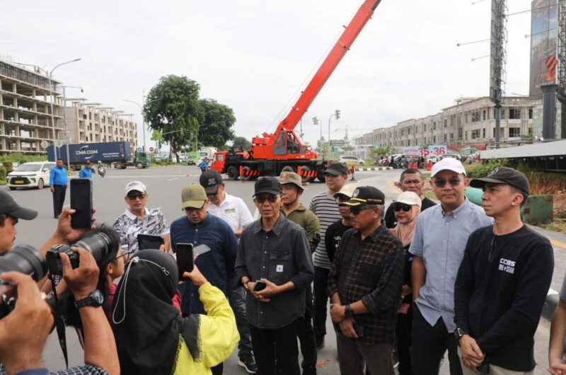 Amsakar Achmad didampingi Ketua Tim Penertiban Reklame Kota Batam yang juga Sekda Kota Batam, Jefridin, M.Pd. Serta sejumlah pimpinan Organisasi Perangkat Daerah (OPD) terkait, di antaranya Kepala DPMPTSP Reza Khadafi, Kepala Dinas Perhubungan Salim, Kepala DCKTR Azril Apriansyah, Kasatpol PP Imam Tohari, serta Kepala Bapenda Raja Azmansyah. Foto: INIKEPRI.COM
