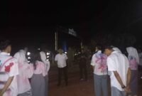 Sekelompok siswa berseragam putih biru yang berkumpul di warung Tanjung Siambang, Dompak, dibubarkan oleh petugas gabungan dari Polresta Tanjungpinang dan Satpol PP, Senin (5/5/2025) malam. Foto: INIKEPRI.COM
