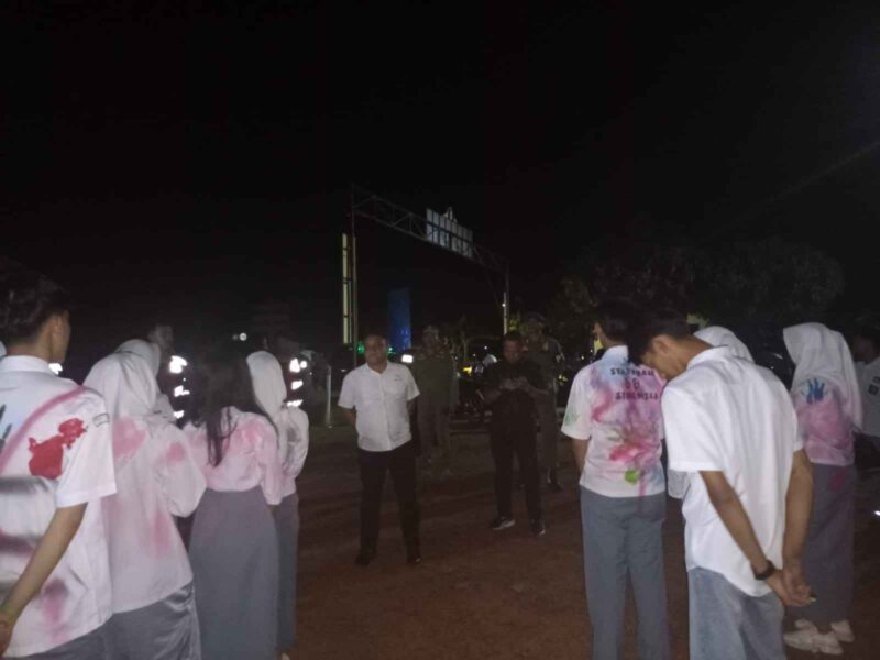 Sekelompok siswa berseragam putih biru yang berkumpul di warung Tanjung Siambang, Dompak, dibubarkan oleh petugas gabungan dari Polresta Tanjungpinang dan Satpol PP, Senin (5/5/2025) malam. Foto: INIKEPRI.COM
