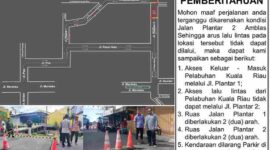 Jalan Pelantar II di kawasan Tanjungpinang Kota mengalami amblas akibat robohnya tiang beton penahan pada Jumat (16/5/2025). Foto: Satlantas Tanjungpinang 