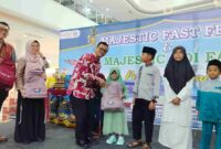 Dua perusahaan swasta, Majestic Fast Ferry dan Majestic Koi Farm, menggelar kegiatan bakti sosial dengan menyantuni 200 anak yatim dari enam panti asuhan di Tanjungpinang, Sabtu (24/5/2025). Foto: INIKEPRI.COM