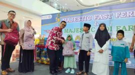 Dua perusahaan swasta, Majestic Fast Ferry dan Majestic Koi Farm, menggelar kegiatan bakti sosial dengan menyantuni 200 anak yatim dari enam panti asuhan di Tanjungpinang, Sabtu (24/5/2025). Foto: INIKEPRI.COM