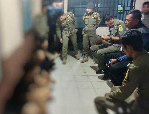 Empat pelajar diamankan Satuan Polisi Pamong Praja (Satpol PP) Kota Tanjungpinang setelah diduga hendak melakukan aksi tawuran di kawasan permukiman Jalan Serai, RT 05 RW 11, Kelurahan Sungai Jang, Kecamatan Bukit Bestari, Sabtu (17/5) malam. Foto: INIKEPRI.COM