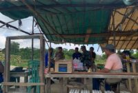 - Dalam rangka memperingati Hari Buruh Internasional yang jatuh pada tanggal 1 Mei 2025, Brigpol Sukoy De Komar, selaku Bhabinkamtibmas Desa Lanjut bersama Kepala Desa Abu Samah dan Babinsa Peltu Maksudi, menggelar kegiatan pemeliharaan keamanan dan ketertiban masyarakat (Harkamtibmas) di wilayah Desa Lanjut, Kecamatan Singkep Pesisir, Kabupaten Lingga, Kamis (1/5/2025). Foto: INIKEPRI.COM