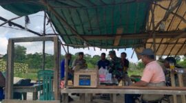 - Dalam rangka memperingati Hari Buruh Internasional yang jatuh pada tanggal 1 Mei 2025, Brigpol Sukoy De Komar, selaku Bhabinkamtibmas Desa Lanjut bersama Kepala Desa Abu Samah dan Babinsa Peltu Maksudi, menggelar kegiatan pemeliharaan keamanan dan ketertiban masyarakat (Harkamtibmas) di wilayah Desa Lanjut, Kecamatan Singkep Pesisir, Kabupaten Lingga, Kamis (1/5/2025). Foto: INIKEPRI.COM