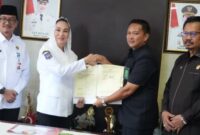 Bertempat di ruang kerja Bupati Natuna, Bupati Natuna Cen Sui Lan sambut audiensi bersama Kepala Pengadilan Agama Kepulauan Riau Dr. Drs. H. Suhadak, S.H., M.H didampingi Kepala Pengadilan Agama Natuna, dalam rangka penandatanganan Nota Kesepahaman Besama (MOU) bersama Pengadilan Agama Natuna terkait perlindungan anak dan perempuan pasca perceraian, Rabu (7/3/2025) pagi. Foto:INIKEPRI.COM/NatunaKab 