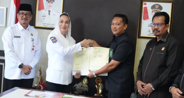 Bertempat di ruang kerja Bupati Natuna, Bupati Natuna Cen Sui Lan sambut audiensi bersama Kepala Pengadilan Agama Kepulauan Riau Dr. Drs. H. Suhadak, S.H., M.H didampingi Kepala Pengadilan Agama Natuna, dalam rangka penandatanganan Nota Kesepahaman Besama (MOU) bersama Pengadilan Agama Natuna terkait perlindungan anak dan perempuan pasca perceraian, Rabu (7/3/2025) pagi. Foto:INIKEPRI.COM/NatunaKab 