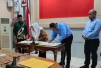 Bupati Natuna, Cen Sui Lan dan Kepala Kejaksaan Negeri Natuna, Surayadi Sembiring menandatangani Nota Kesepahaman (MoU) tentang Penanganan Masalah Hukum di Bidang Perdata dan Tata Usaha Negara.  Foto: INIKEPRI.COM/NatunaKab 