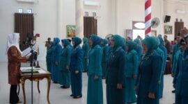 Bupati Cen Sui Lan secara resmi mengukuhkan dan melantik Ketua serta Pengurus TP PKK Kabupaten Natuna masa bhakti 2025–2030. Foto: INIKEPRI.COM