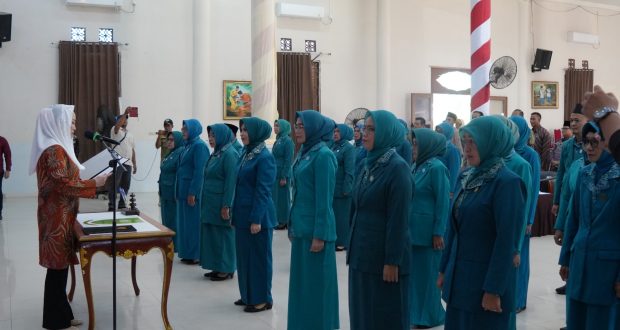 Bupati Cen Sui Lan secara resmi mengukuhkan dan melantik Ketua serta Pengurus TP PKK Kabupaten Natuna masa bhakti 2025–2030. Foto: INIKEPRI.COM