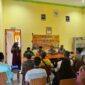 kegiatan “Curhat Kamtibmas” bersama warga di kantor desa Nerekeh, Kecamatan Lingga, Jumat (16/5/2025). Foto: INIKEPRI.COM