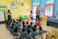 Personel Kamsel (Keamanan dan Keselamatan) Satlantas Polres Lingga kembali melaksanakan kegiatan Polisi Sahabat Anak (Polsanak) di TK Hang Tuah Al Dabo Singkep, Sabtu (24/5/2025). Foto: INIKEPRI.COM
