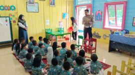 Personel Kamsel (Keamanan dan Keselamatan) Satlantas Polres Lingga kembali melaksanakan kegiatan Polisi Sahabat Anak (Polsanak) di TK Hang Tuah Al Dabo Singkep, Sabtu (24/5/2025). Foto: INIKEPRI.COM