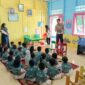 Personel Kamsel (Keamanan dan Keselamatan) Satlantas Polres Lingga kembali melaksanakan kegiatan Polisi Sahabat Anak (Polsanak) di TK Hang Tuah Al Dabo Singkep, Sabtu (24/5/2025). Foto: INIKEPRI.COM