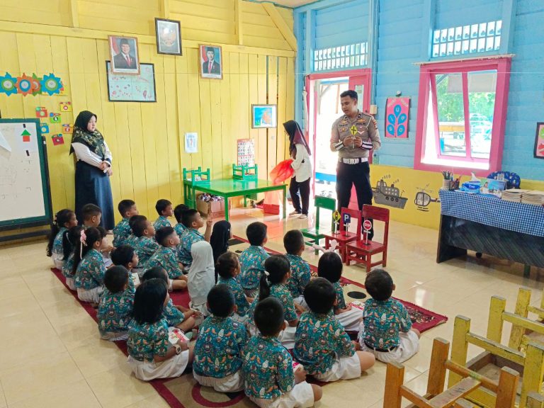 Personel Kamsel (Keamanan dan Keselamatan) Satlantas Polres Lingga kembali melaksanakan kegiatan Polisi Sahabat Anak (Polsanak) di TK Hang Tuah Al Dabo Singkep, Sabtu (24/5/2025). Foto: INIKEPRI.COM
