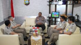 Kapolres Lingga AKBP Pahala Martua Nababan, S.H., S.I.K., M.H., menerima kunjungan silaturahmi dari Kepala Kantor Pertanahan Kabupaten Lingga, Maprukhi, S.ST., M.H., di Mapolres Lingga, Senin (26/05/2025). Foto: INIKEPRI.COM