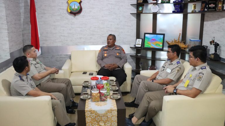 Kapolres Lingga AKBP Pahala Martua Nababan, S.H., S.I.K., M.H., menerima kunjungan silaturahmi dari Kepala Kantor Pertanahan Kabupaten Lingga, Maprukhi, S.ST., M.H., di Mapolres Lingga, Senin (26/05/2025). Foto: INIKEPRI.COM