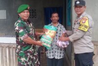 Bripka Hendri selaku Bhabinkamtibmas Kelurahan Dabo bersama Babinsa Serka P. Simbolon bahu membahu menyalurkan bantuan sosial kepada warga yang membutuhkan serta warga lanjut usia yang tengah terbaring sakit. Foto: INIKEPRI.COM