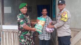 Bripka Hendri selaku Bhabinkamtibmas Kelurahan Dabo bersama Babinsa Serka P. Simbolon bahu membahu menyalurkan bantuan sosial kepada warga yang membutuhkan serta warga lanjut usia yang tengah terbaring sakit. Foto: INIKEPRI.COM