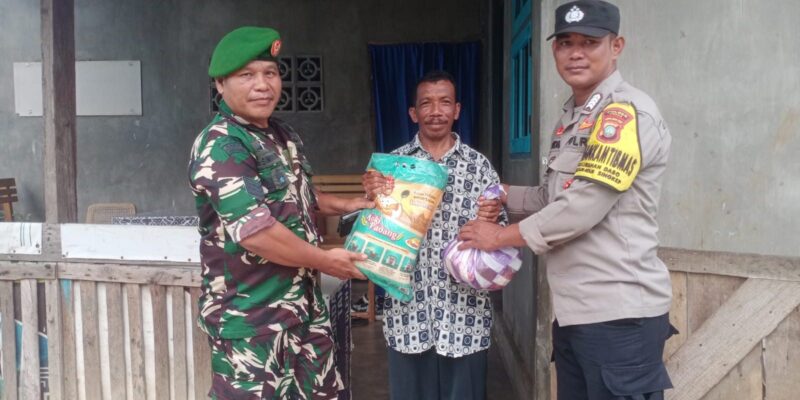 Bripka Hendri selaku Bhabinkamtibmas Kelurahan Dabo bersama Babinsa Serka P. Simbolon bahu membahu menyalurkan bantuan sosial kepada warga yang membutuhkan serta warga lanjut usia yang tengah terbaring sakit. Foto: INIKEPRI.COM