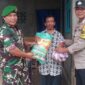 Bripka Hendri selaku Bhabinkamtibmas Kelurahan Dabo bersama Babinsa Serka P. Simbolon bahu membahu menyalurkan bantuan sosial kepada warga yang membutuhkan serta warga lanjut usia yang tengah terbaring sakit. Foto: INIKEPRI.COM