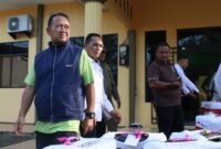 Penyelenggara Haji dan Umrah Kantor Kementerian Agama Kota Tanjungpinang, Mohd. Zikriansyah, saat meninjau proses muat koper JCH. Foto: INIKEPRI.COM