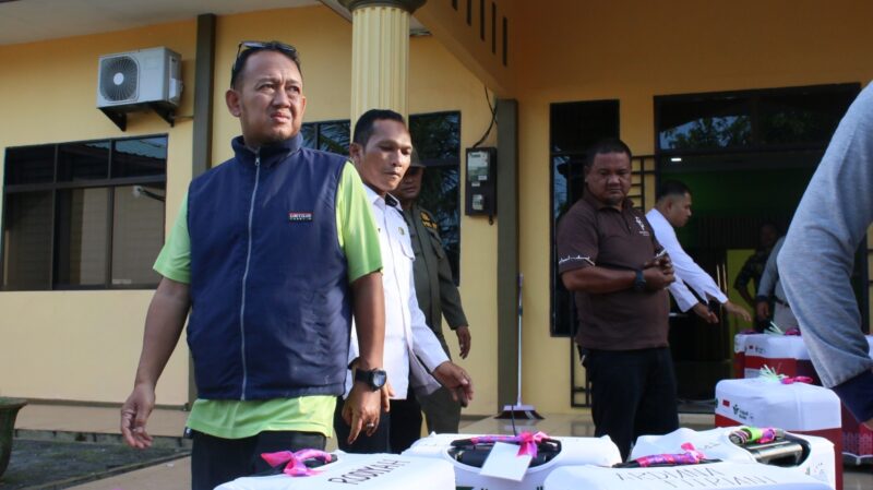 Penyelenggara Haji dan Umrah Kantor Kementerian Agama Kota Tanjungpinang, Mohd. Zikriansyah, saat meninjau proses muat koper JCH. Foto: INIKEPRI.COM