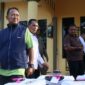 Penyelenggara Haji dan Umrah Kantor Kementerian Agama Kota Tanjungpinang, Mohd. Zikriansyah, saat meninjau proses muat koper JCH. Foto: INIKEPRI.COM