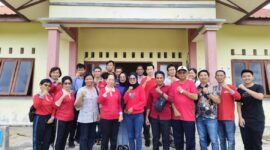 Panitia Sannipata (Dharmasanti) Waisak Se-Kabupaten Lingga menyalurkan sebanyak 100 paket sembako kepada warga sekitar Desa Jagoh sebagai wujud nyata berbagi kasih dan berkah Tri Suci Waisak. Foto: INIKEPRI.COM
