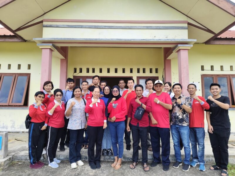 Panitia Sannipata (Dharmasanti) Waisak Se-Kabupaten Lingga menyalurkan sebanyak 100 paket sembako kepada warga sekitar Desa Jagoh sebagai wujud nyata berbagi kasih dan berkah Tri Suci Waisak. Foto: INIKEPRI.COM