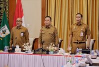 Gubernur Kepulauan Riau H. Ansar Ahmad mengikuti Rapat Koordinasi (Rakor) Sosialisasi Instruksi Presiden (Inpres) Nomor 9 Tahun 2025 tentang Percepatan Pembentukan Koperasi Desa/Kelurahan Merah Putih secara daring dari Gedung Daerah, Senin (19/5). Foto: INIKEPRI.COM/KepriProv 