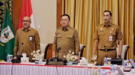 Gubernur Kepulauan Riau H. Ansar Ahmad mengikuti Rapat Koordinasi (Rakor) Sosialisasi Instruksi Presiden (Inpres) Nomor 9 Tahun 2025 tentang Percepatan Pembentukan Koperasi Desa/Kelurahan Merah Putih secara daring dari Gedung Daerah, Senin (19/5). Foto: INIKEPRI.COM/KepriProv 