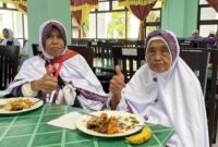 Calon jamaah haji di Embarkasi Batam menikmati menu makanan. Foto: INIKEPRI.COM