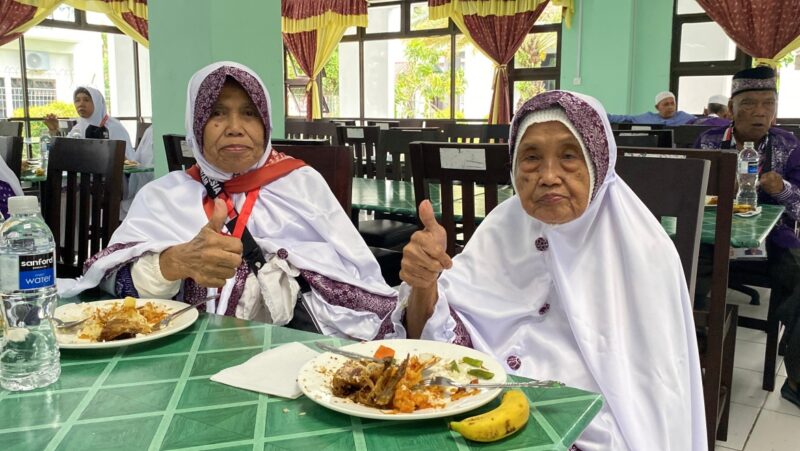 Calon jamaah haji di Embarkasi Batam menikmati menu makanan. Foto: INIKEPRI.COM